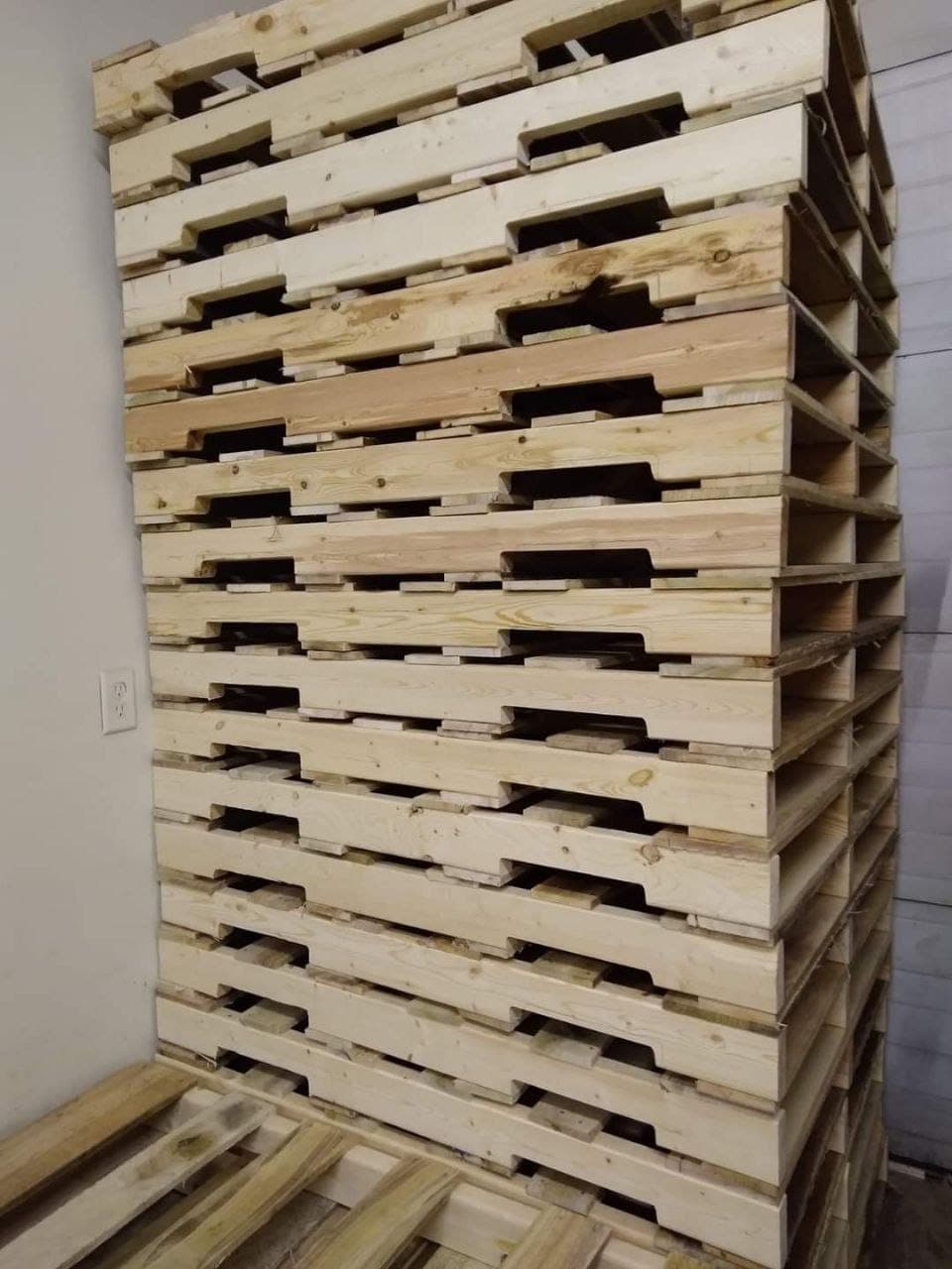 Grade A 48 x 40 Hardwood Pallets - Mc Kees Rocks PA 15136