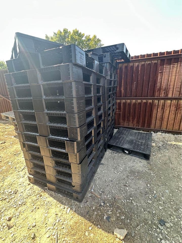 48 x 40 Used Stackable Plastic Pallets - Staten Island NY 10314