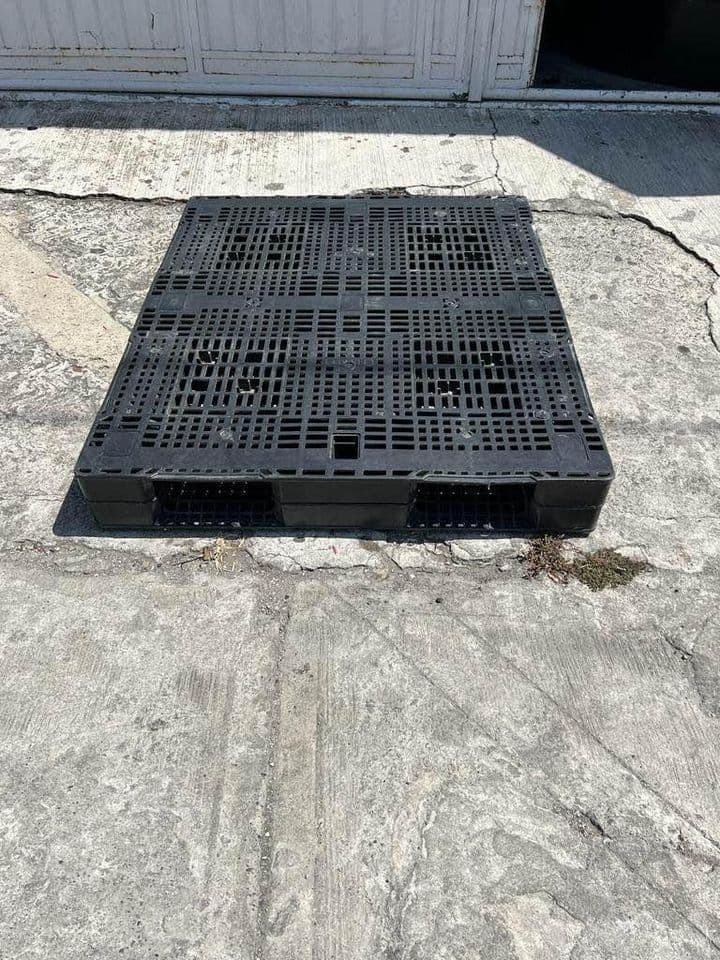 48 x 40 Stackable Plastic Pallets Used - Belgrade, MT 59714