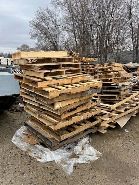 Used 48x40 Wooden Pallets - Waterloo, IA 50702
