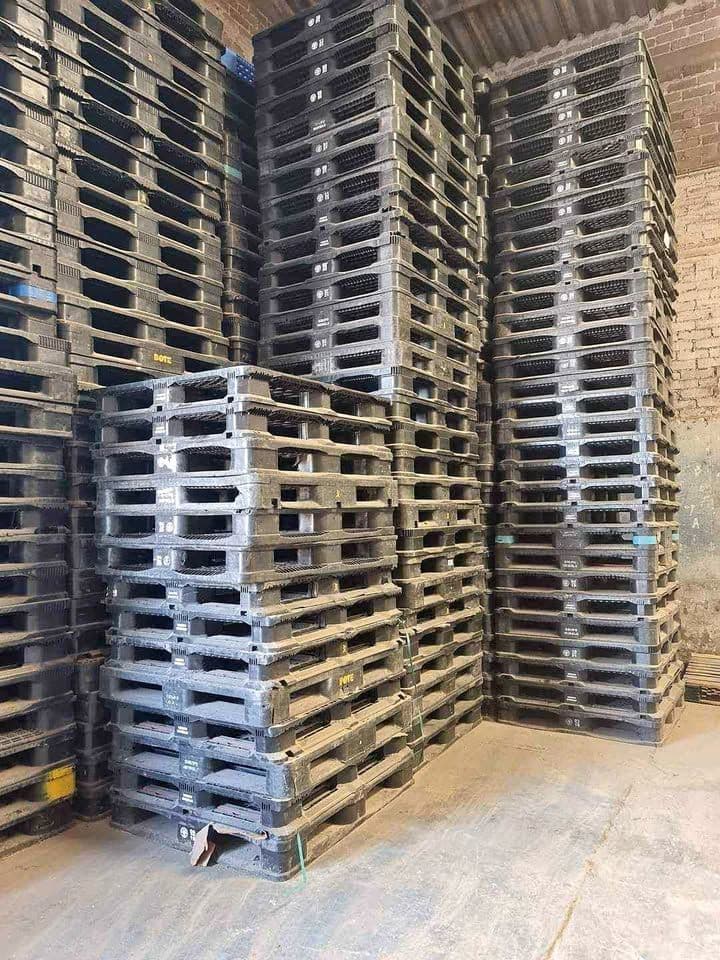 43 x 43 Stackable Used Plastic Pallets -  Hialeah FL 33015