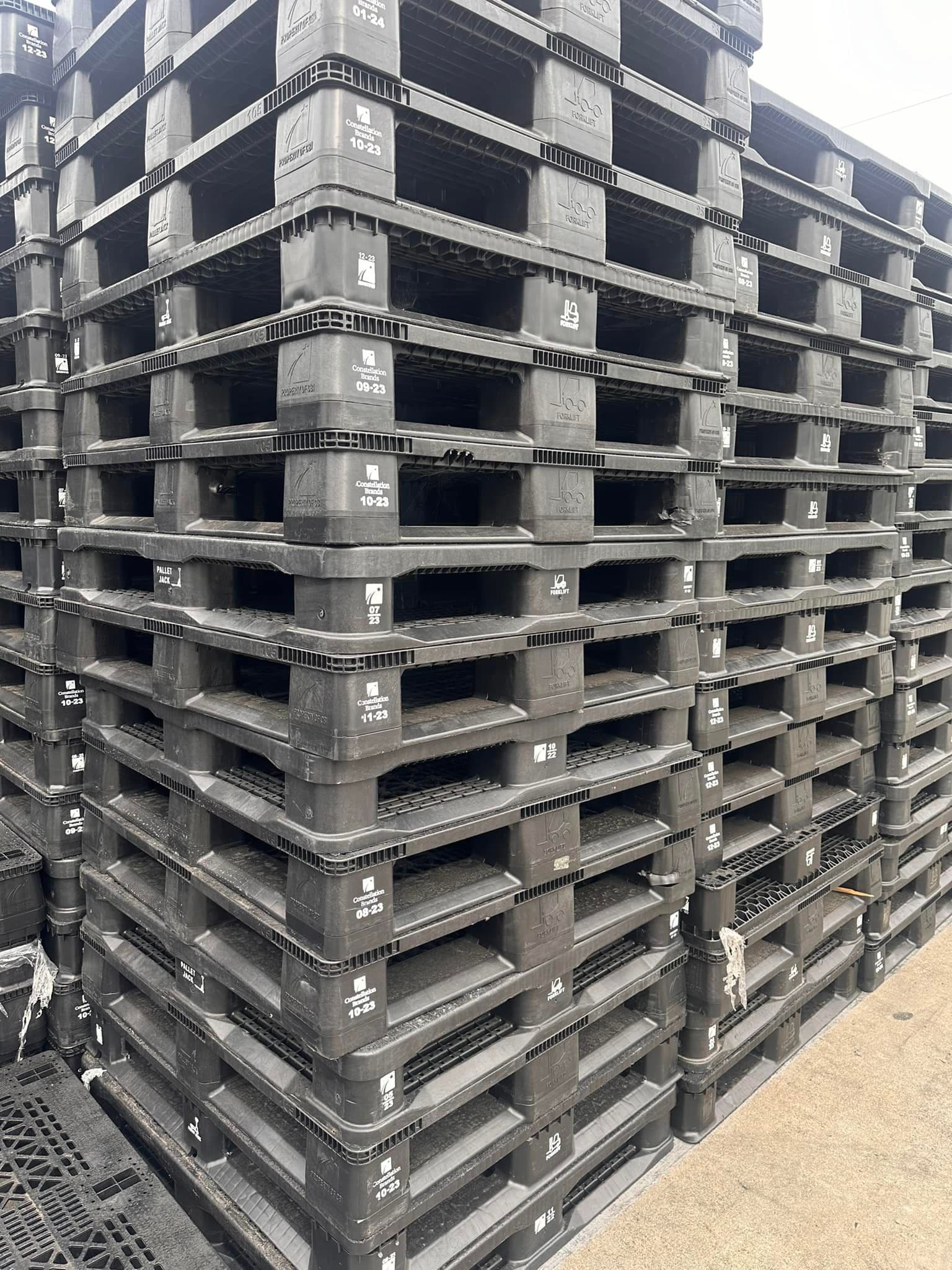 41 x 34 Used Stackable Plastic Pallets - Fort Lee NJ 07024