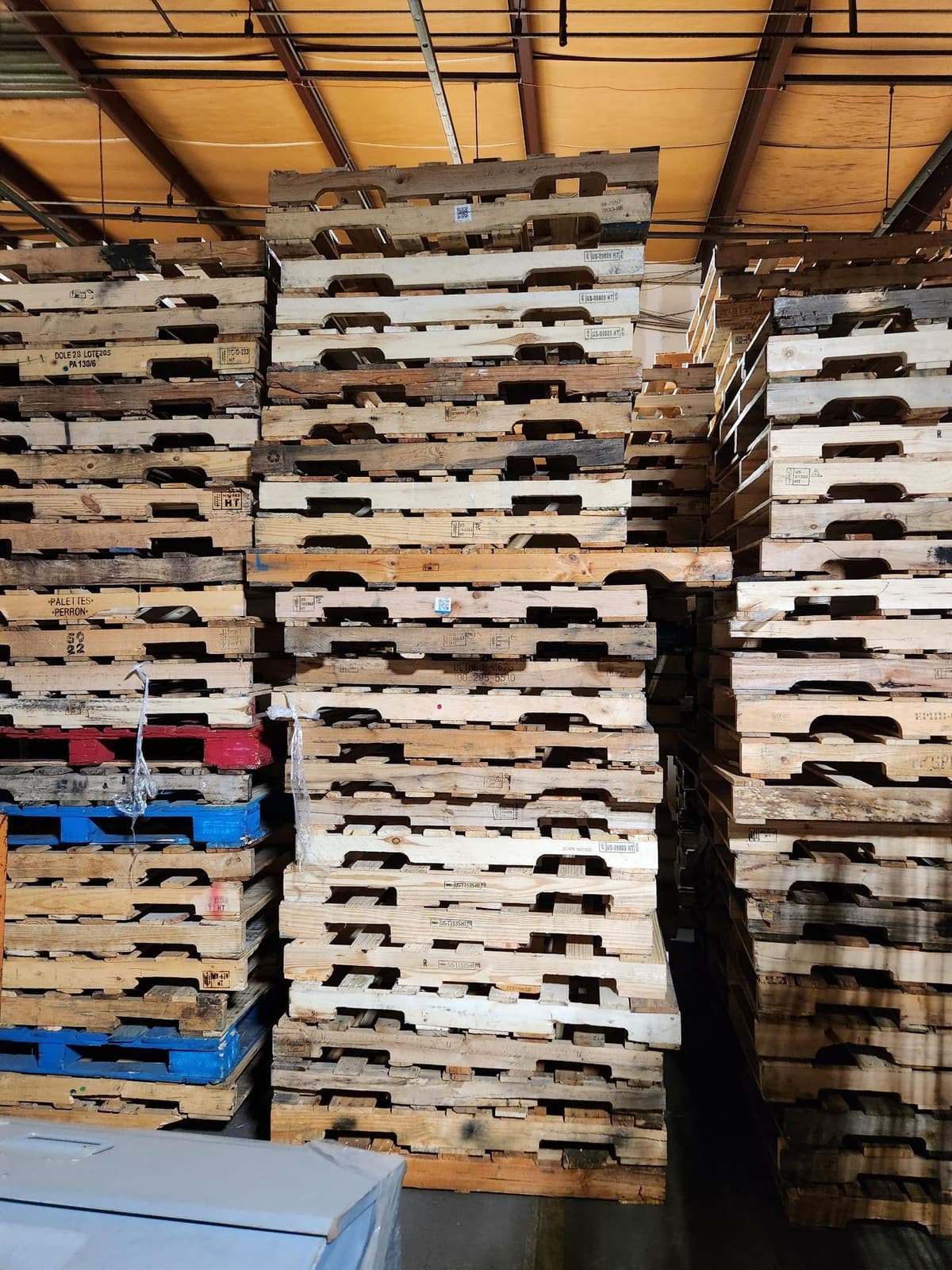 Grade B 48 x 40 Wood Stringer Pallets -  Houston TX 77095