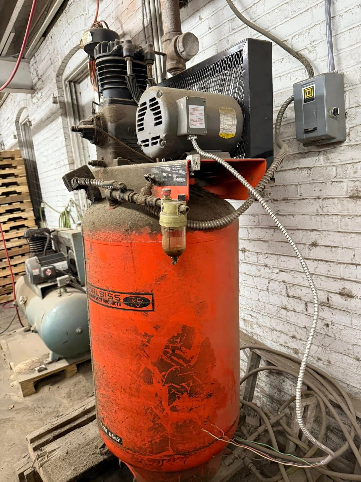 3 Phase stand up air compressor 80 gallon tank - St Louis, MO