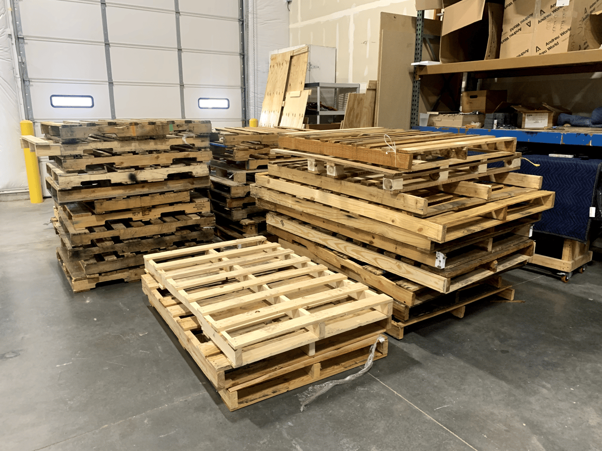 Grade B 48x40x6 2 Way Block Mixed Hardwood Pallets - Englewood, CO 80112