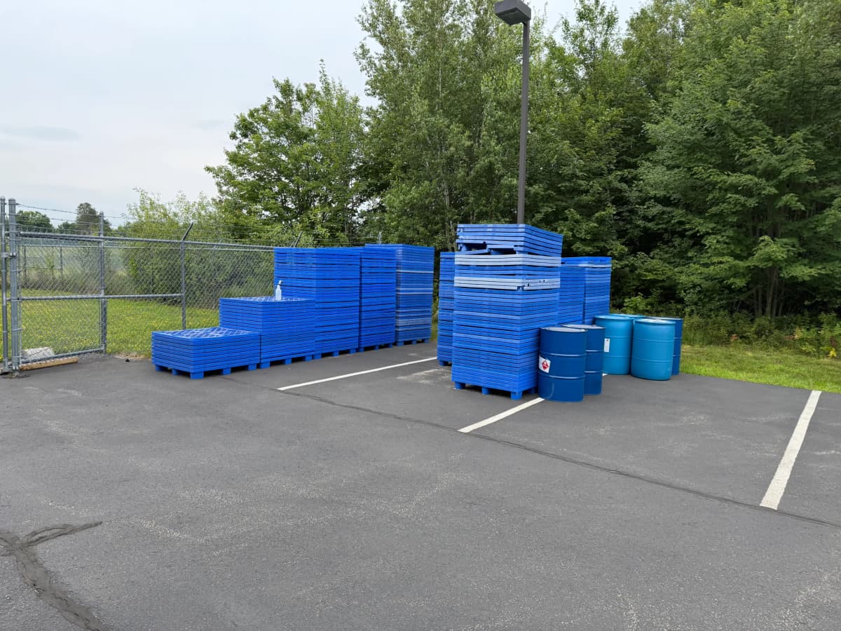 Used 48x40x6 Plastic Pallets