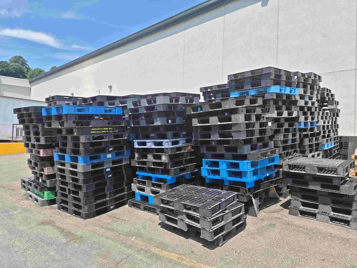 Like New 48x48x6 Stackable 4 Way Plastic Pallets - Edgewater, NJ 07020