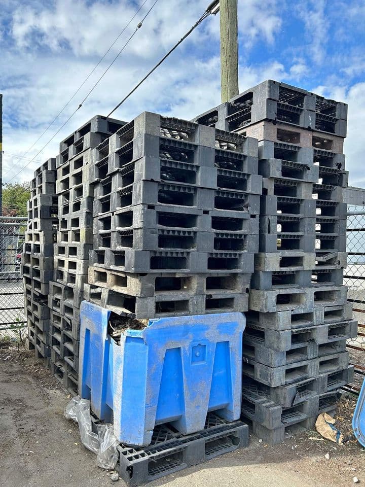 48 × 40 CBA Plastic Pallets - Los Angeles CA 90077