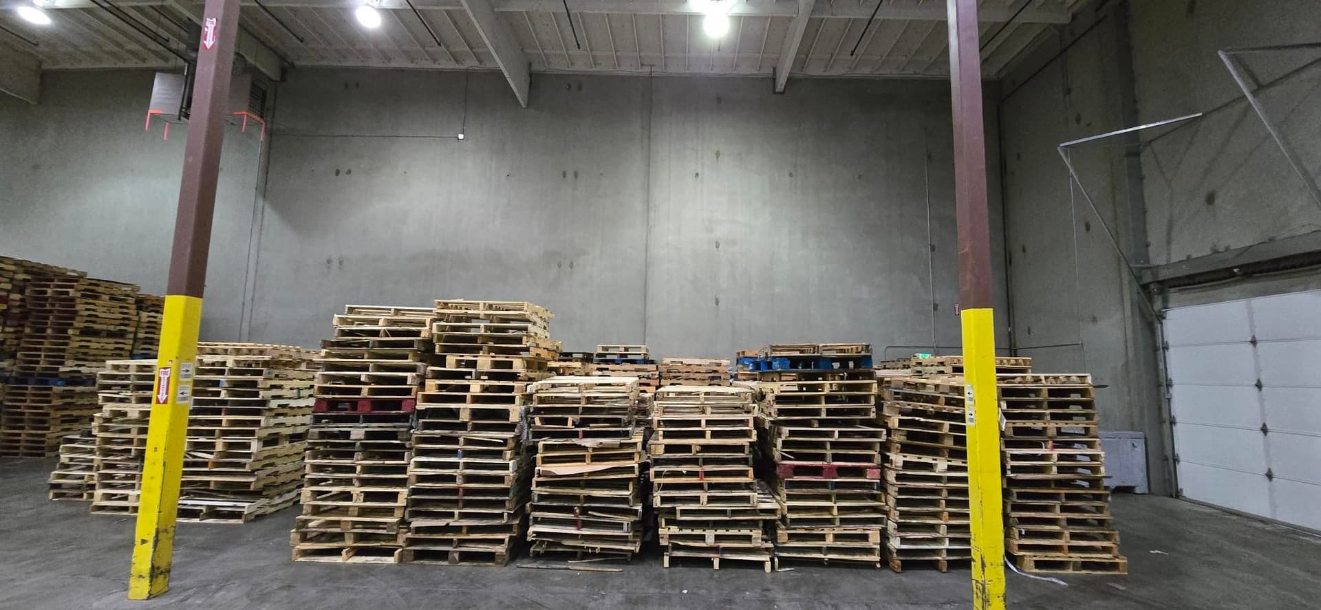 Used 48x40 Wooden Pallets - Kent, WA 98032