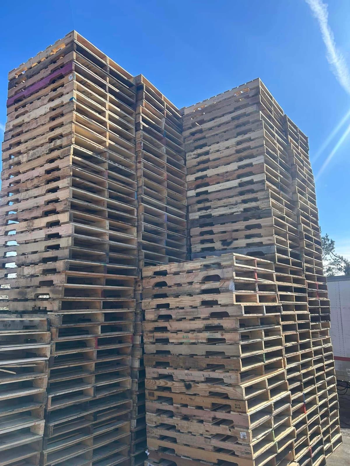 48 x 40 Used White Wood Pallets - Sheboygan, WI 53081