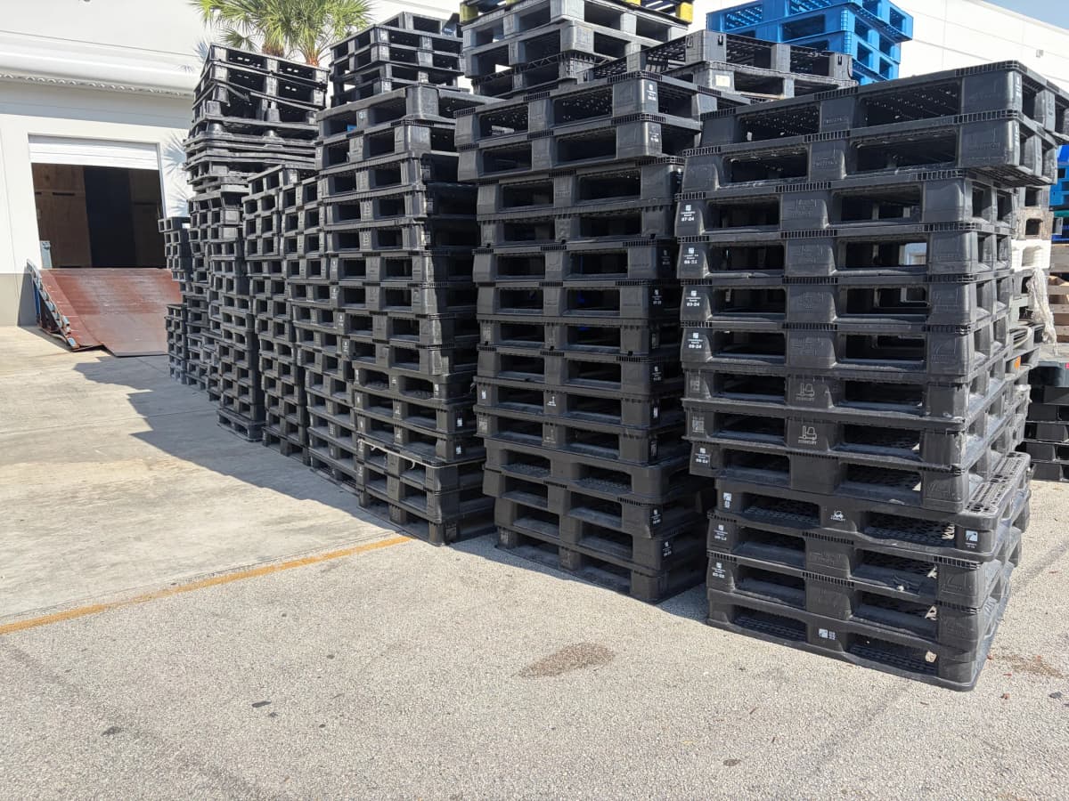 Like New Plastic Pallets - Pompano Beach, FL 33069