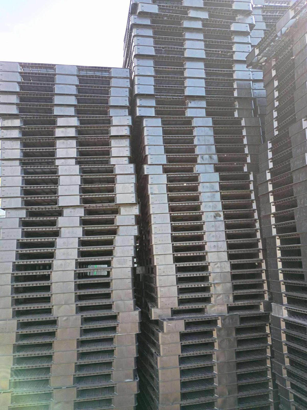 Used 43x43x3.349 Plastic Pallets - Detroit, MI 48207
