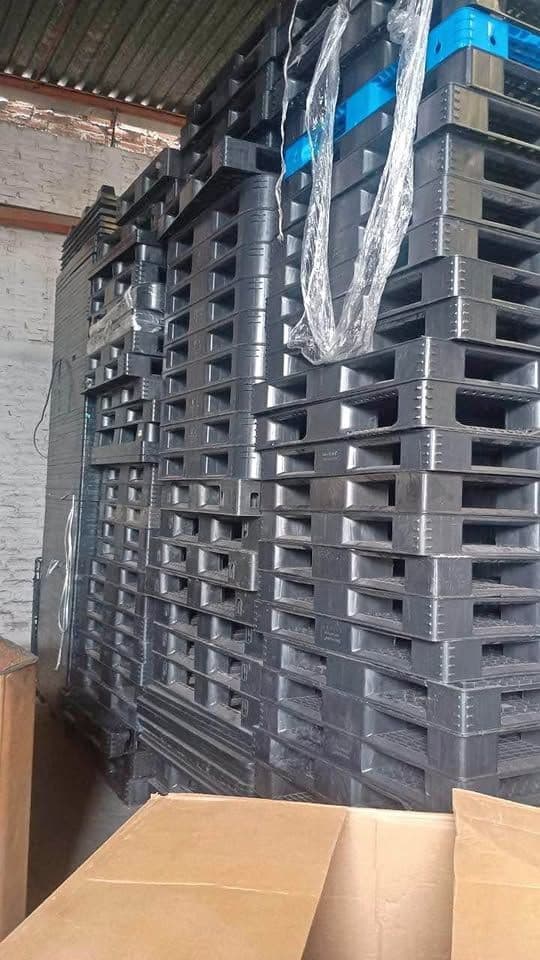 48 x 40 Used HDPE Plastic Stackable Export Pallets - Hattiesburg MS 39401