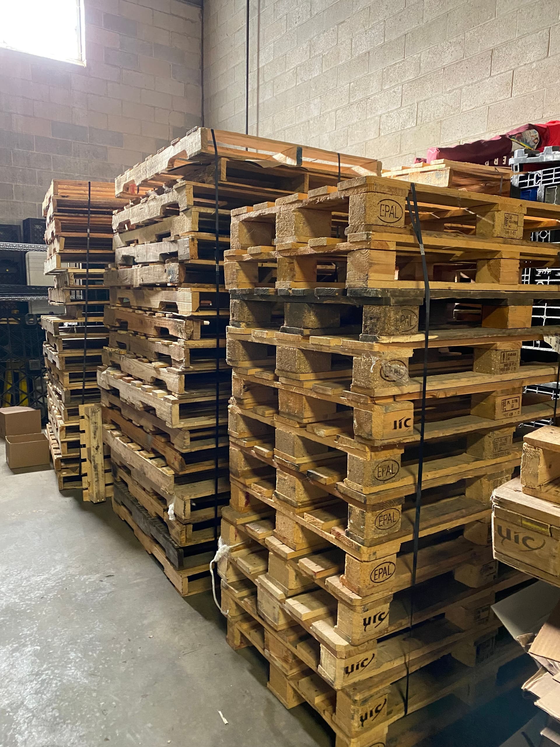 Used 48x40 Wooden Pallets - Pittsburgh, PA 15120