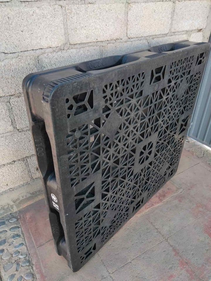 48 x 40 Stackable Plastic Pallets - Boynton Beach FL 33437