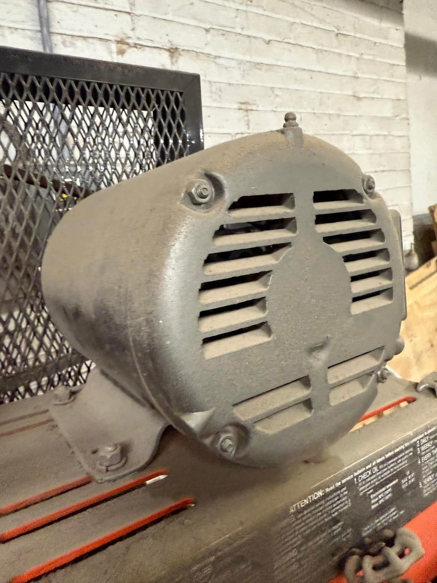 3 Phase stand up air compressor 80 gallon tank - St Louis, MO