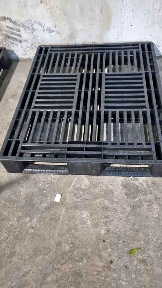 Used 48 x 40 Plastic Beverage Pallets - Gallatin TN 37066