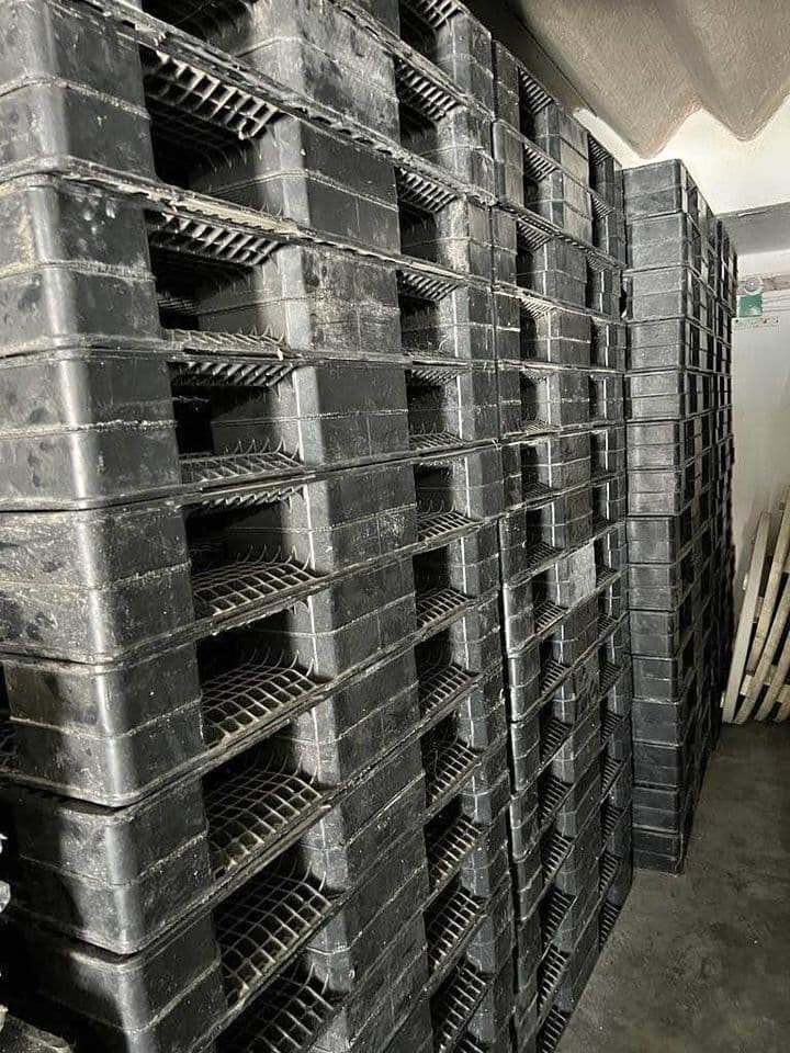 43 x 43 IN Plastic Stackable Pallets - Florissant MO 63031