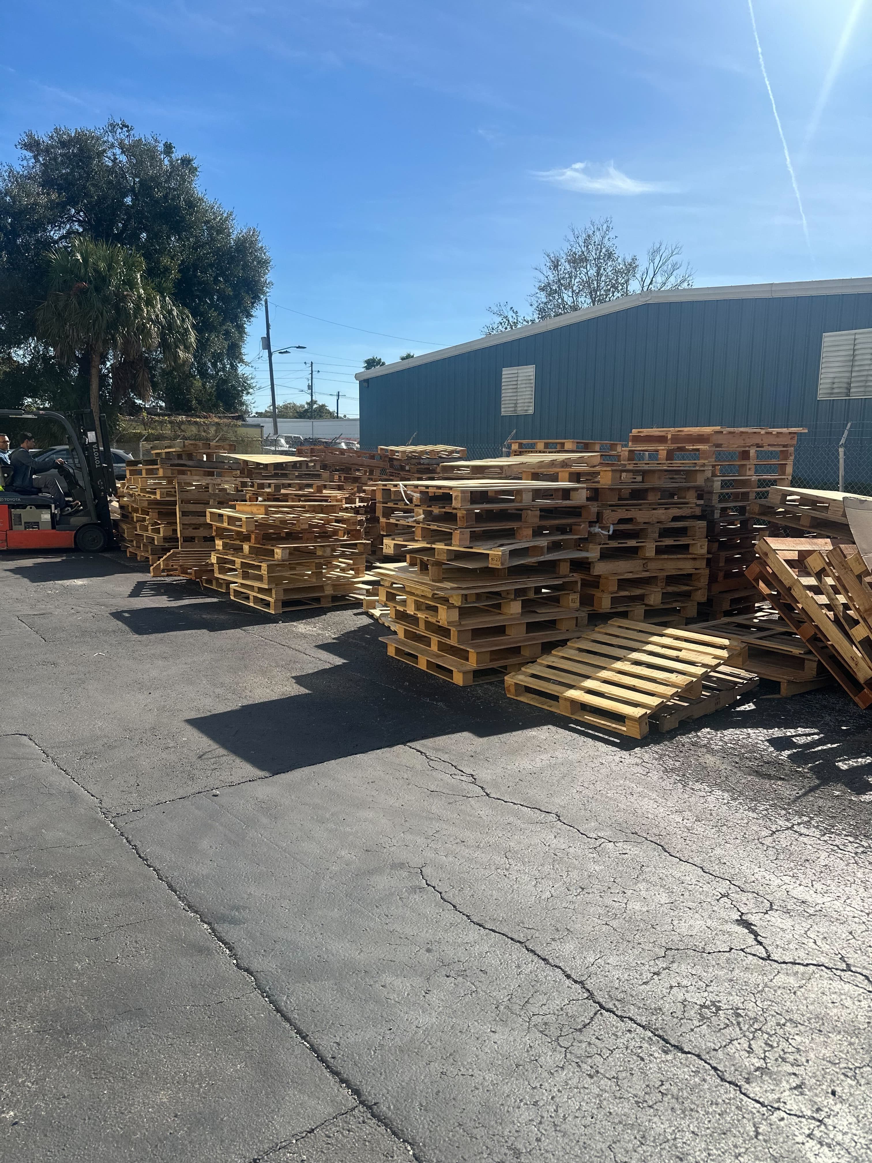 Used 40x48 Wooden Pallets - Maitland, FL 32751