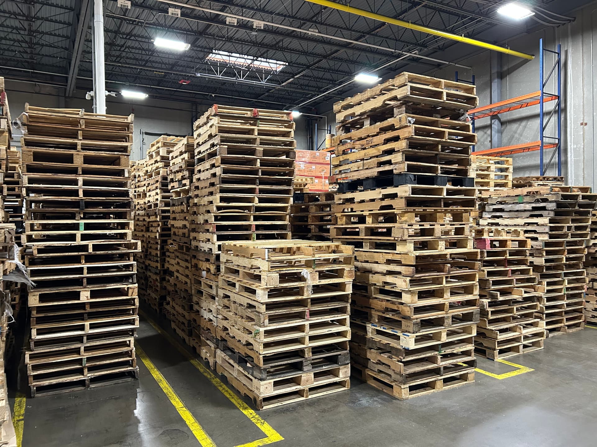 Used 48x40 Wooden Pallets - Syracuse, NY 13201