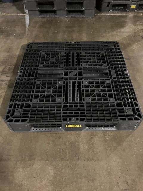 Like New 43x43x5 Plastic Pallets - Mogadore, OH 44260