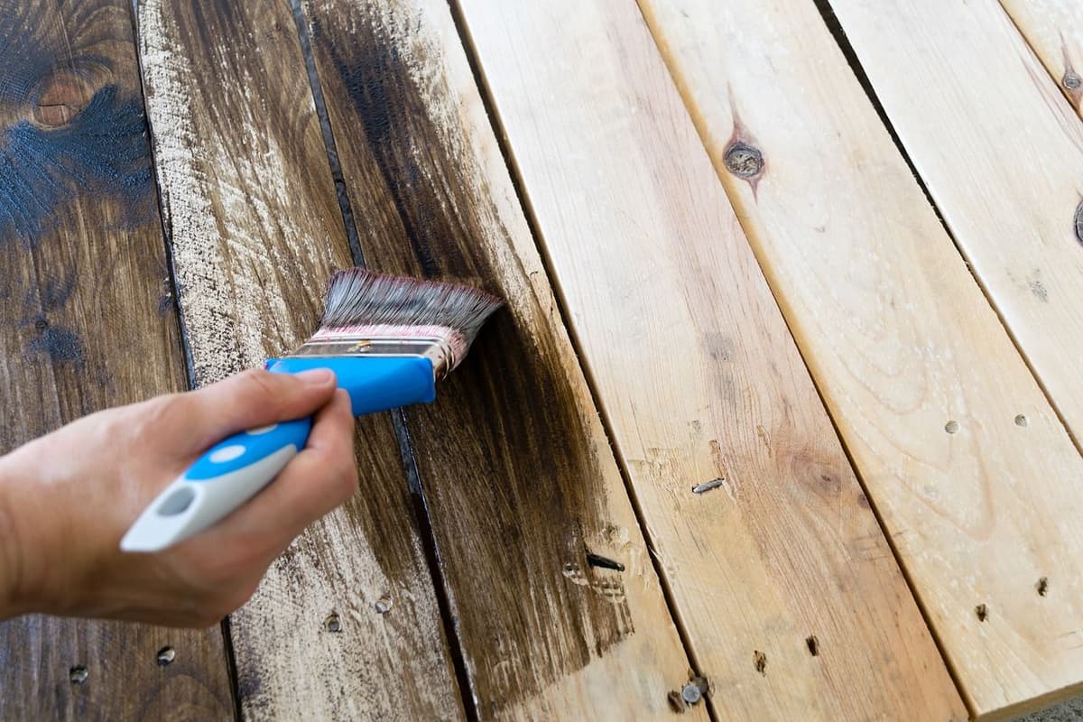 How to Clean Wooden Pallets